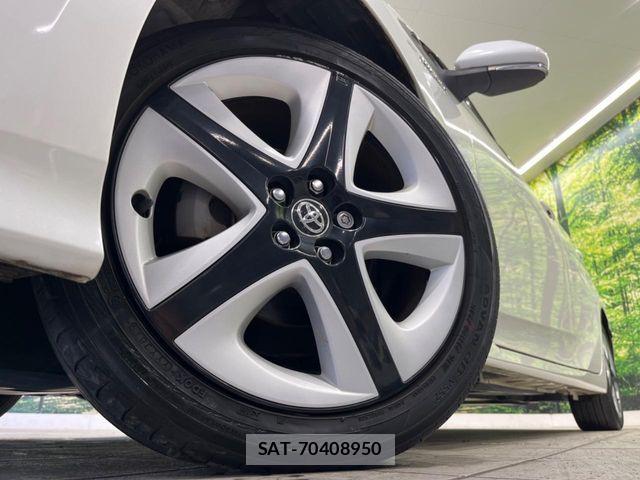 Toyota PRIUS 2017-04 8209615-12