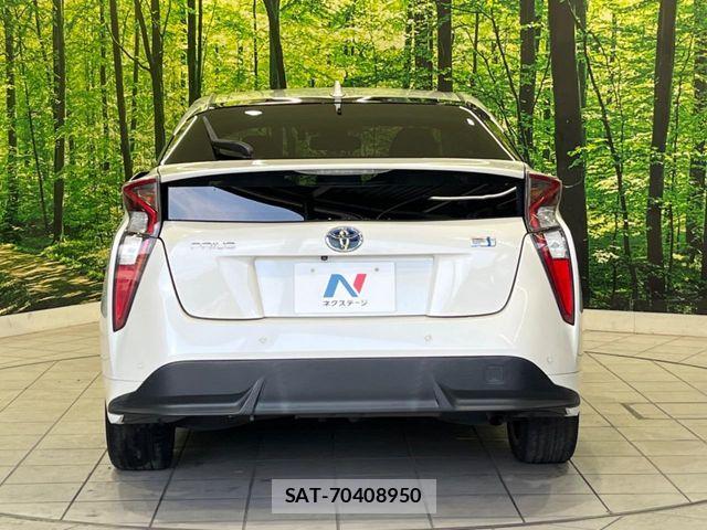 Toyota PRIUS 2017-04 8209615-14