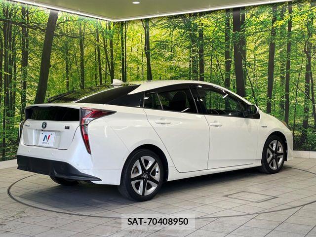 Toyota PRIUS 2017-04 8209615-16