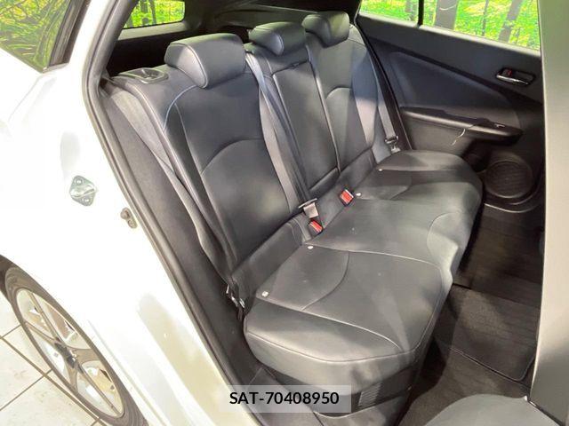 Toyota PRIUS 2017-04 8209615-8