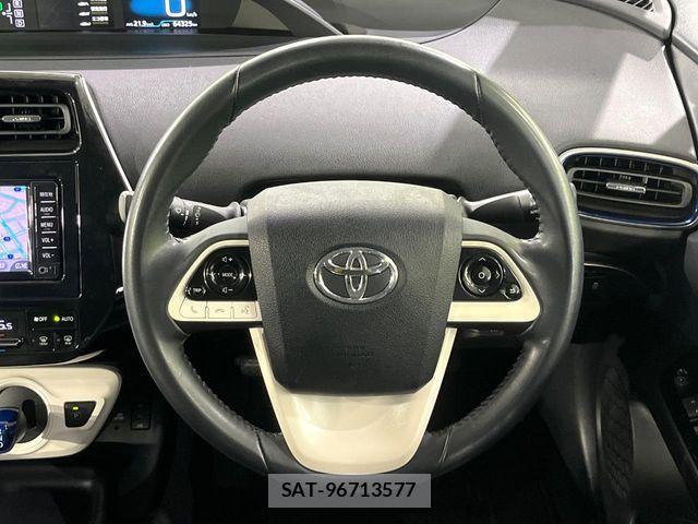 Toyota PRIUS 2018-08 8209602-10
