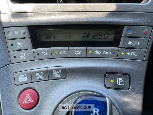 Toyota PRIUS 2015-07 8209653-15