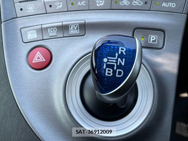 Toyota PRIUS 2015-07 8209653-16