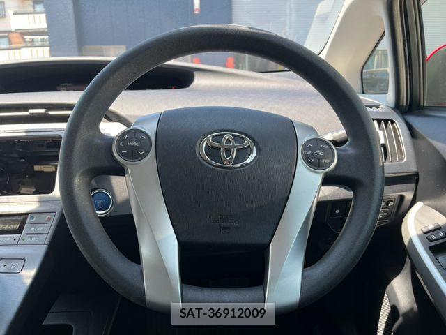 Toyota PRIUS 2015-07 8209653-17