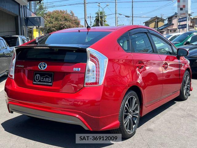 Toyota PRIUS 2015-07 8209653-1