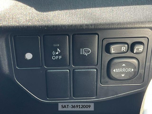 Toyota PRIUS 2015-07 8209653-22