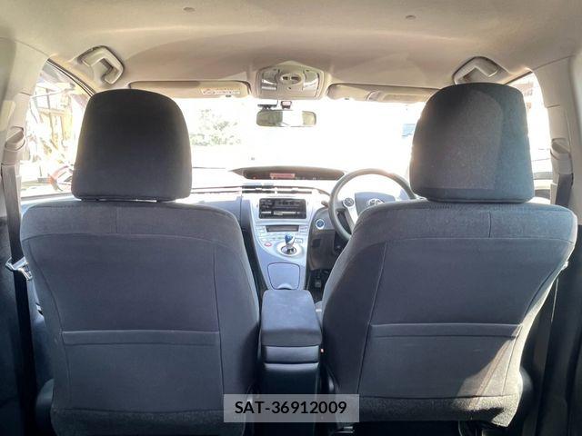 Toyota PRIUS 2015-07 8209653-8