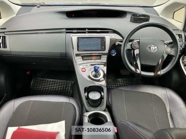 Toyota PRIUS 2013-08 8231360-12