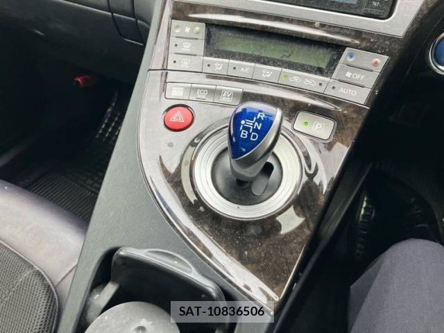 Toyota PRIUS 2013-08 8231360-21