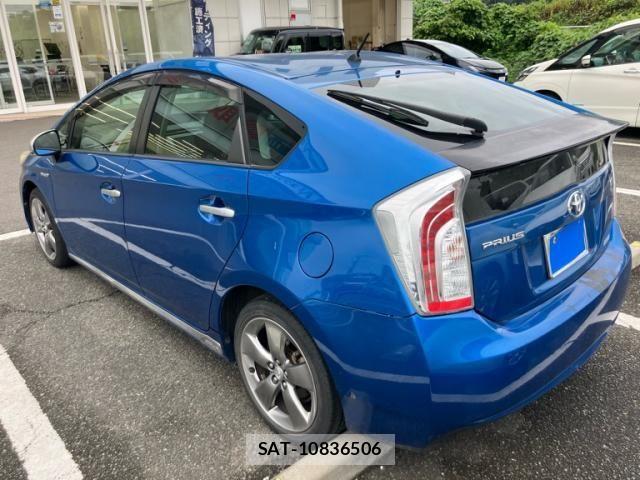 Toyota PRIUS 2013-08 8231360-2