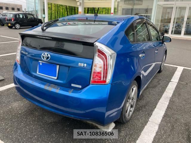 Toyota PRIUS 2013-08 8231360-3