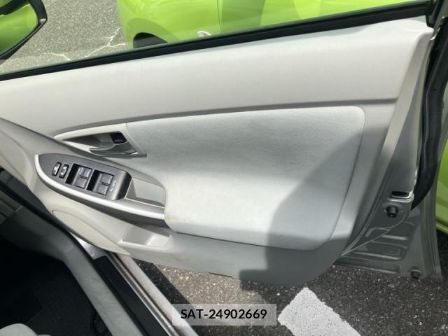 Toyota PRIUS 2012-07 8231358-9