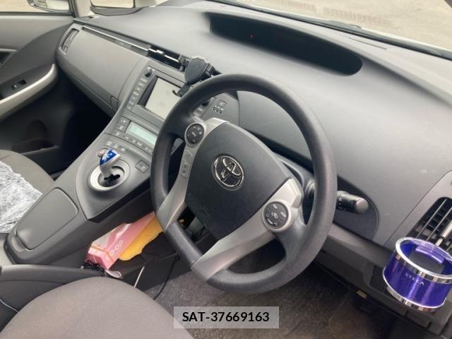 Toyota PRIUS 2010-09 8246411-3