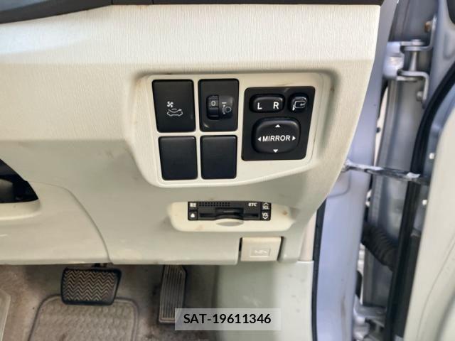Toyota PRIUS 2009-07 8246410-13