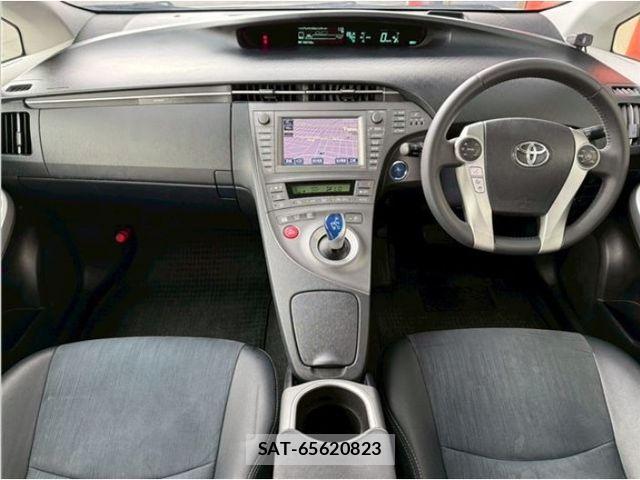 Toyota PRIUS 2015-03 8246398-2