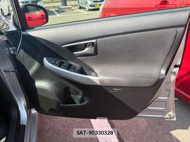 Toyota PRIUS 2012-08 8246403-12