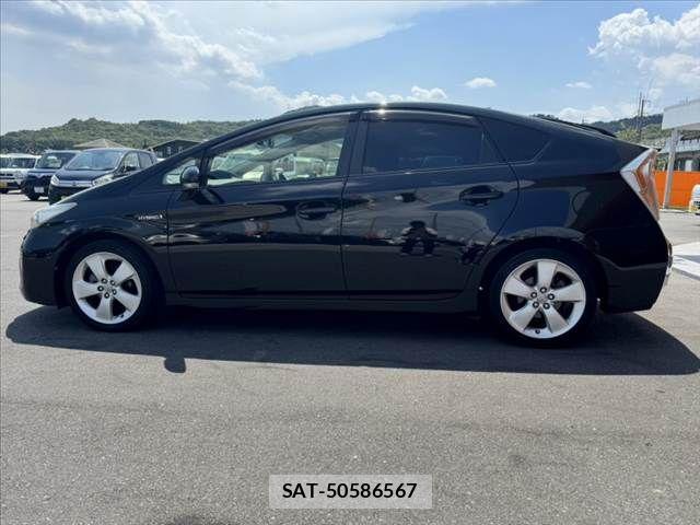 Toyota PRIUS 2014-02 8246389-11