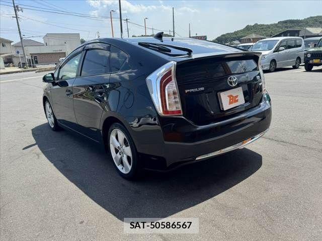 Toyota PRIUS 2014-02 8246389-12