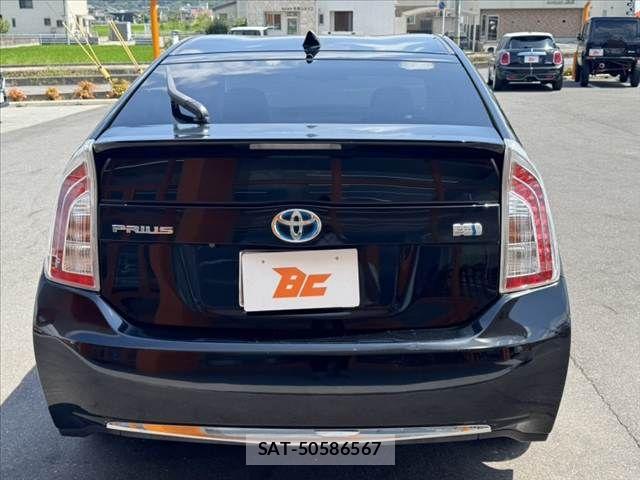 Toyota PRIUS 2014-02 8246389-13