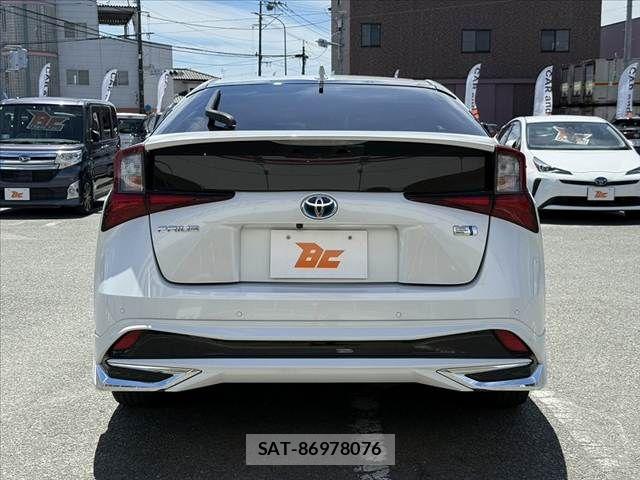 Toyota PRIUS 2021-12 8246370-13