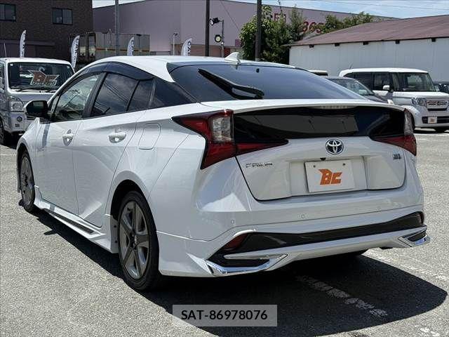 Toyota PRIUS 2021-12 8246370-14