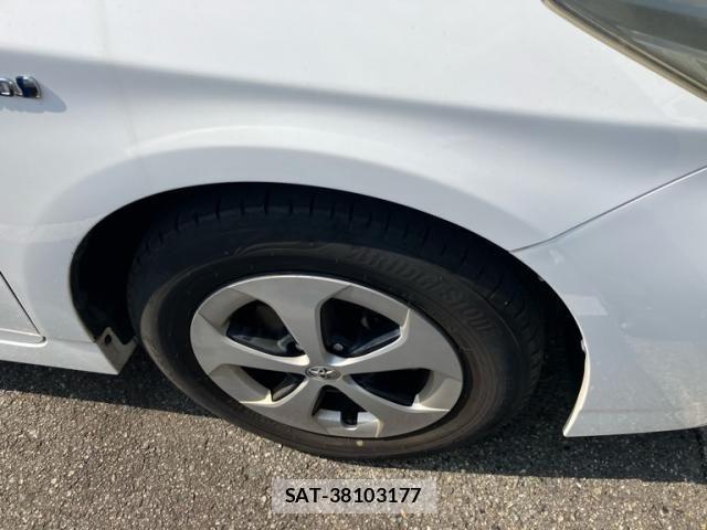 Toyota PRIUS 2012-07 8246406-1