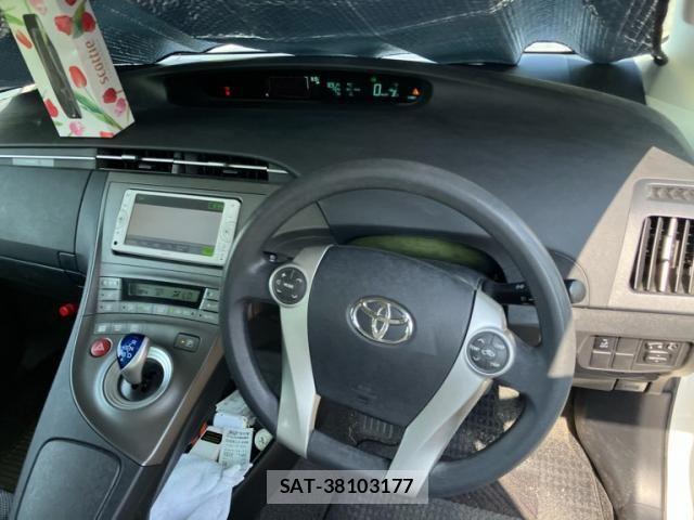 Toyota PRIUS 2012-07 8246406-4
