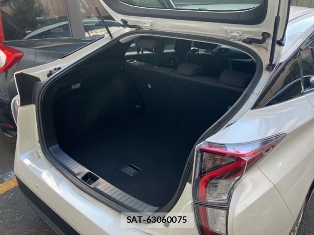 Toyota PRIUS 2017-06 8246382-10