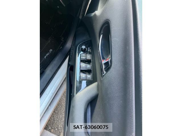 Toyota PRIUS 2017-06 8246382-12