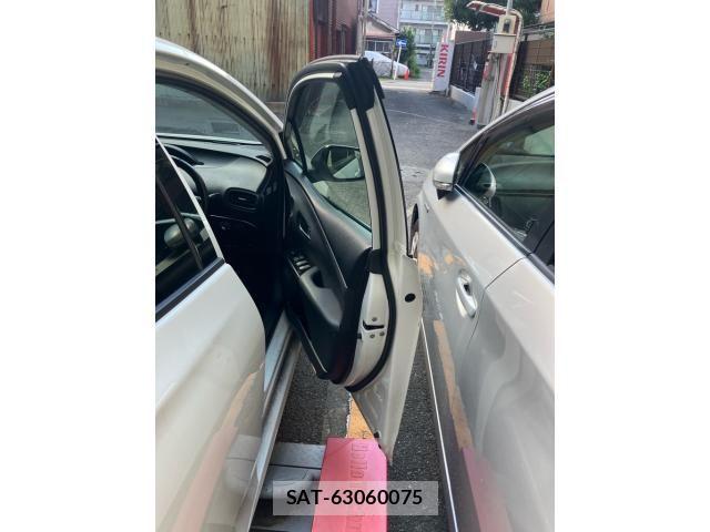 Toyota PRIUS 2017-06 8246382-13