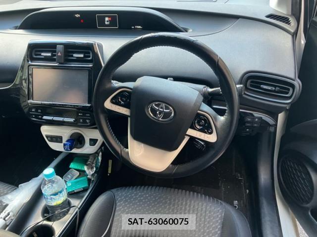 Toyota PRIUS 2017-06 8246382-17