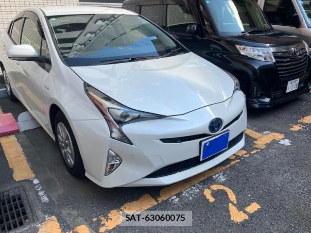 Toyota PRIUS 2017-06 8246382-1