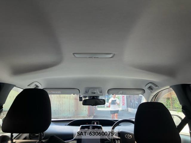 Toyota PRIUS 2017-06 8246382-26