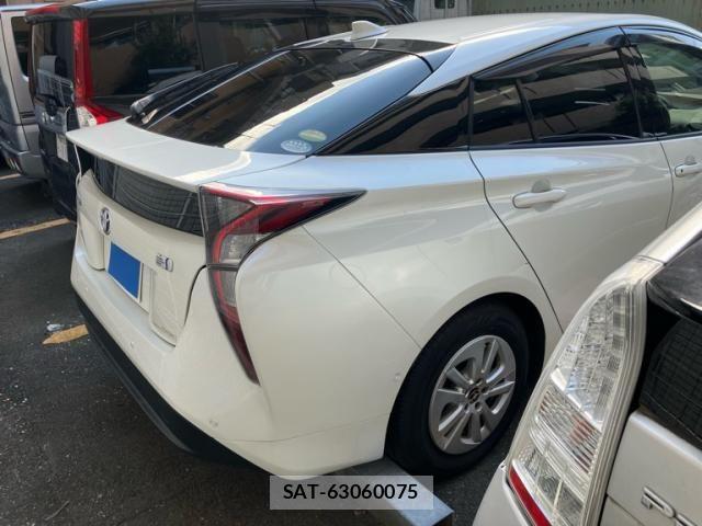 Toyota PRIUS 2017-06 8246382-3