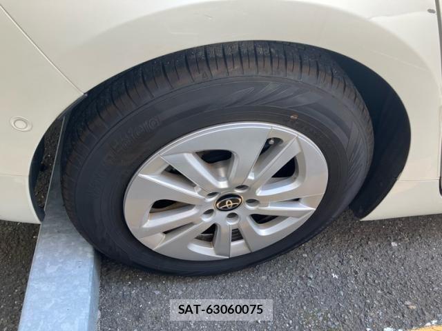 Toyota PRIUS 2017-06 8246382-7