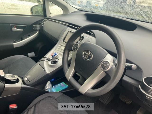 Toyota PRIUS 2015-10 8246399-13