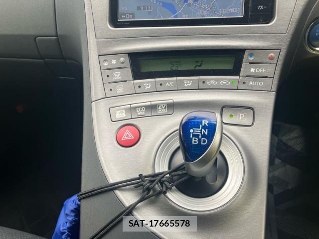 Toyota PRIUS 2015-10 8246399-21