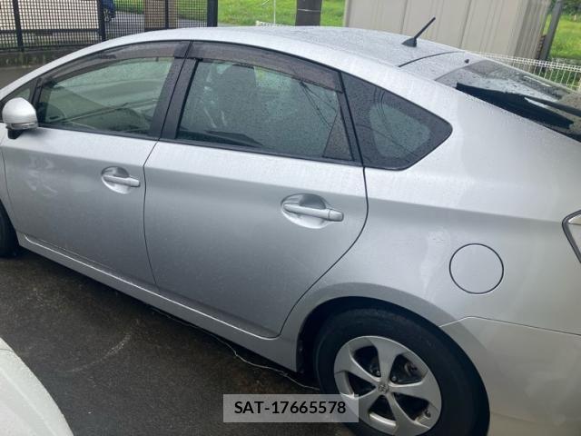 Toyota PRIUS 2015-10 8246399-2
