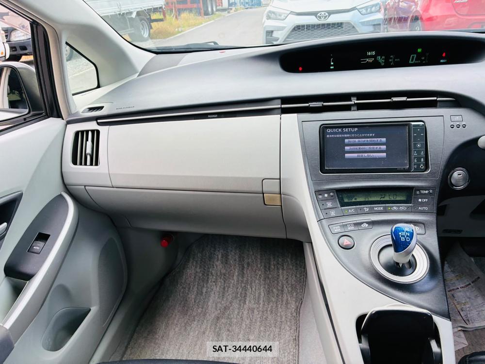 Toyota PRIUS 2010-05 8226618-16