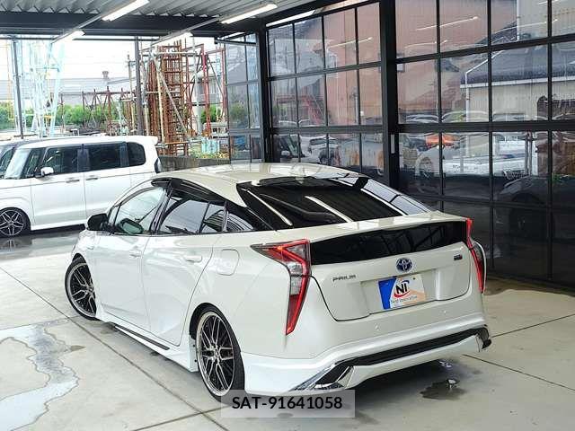 Toyota PRIUS 2016-12 8316448-15