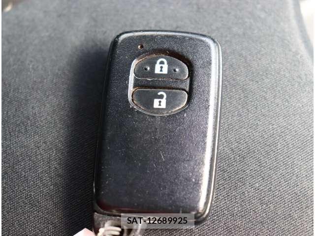 Toyota PRIUS 2013-05 8316483-25