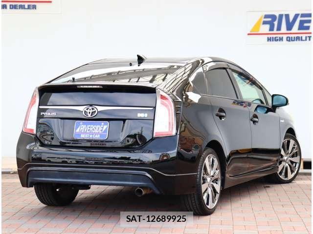 Toyota PRIUS 2013-05 8316483-2