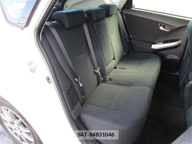 Toyota PRIUS 2013-06 8316494-12