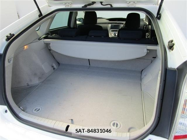 Toyota PRIUS 2013-06 8316494-13