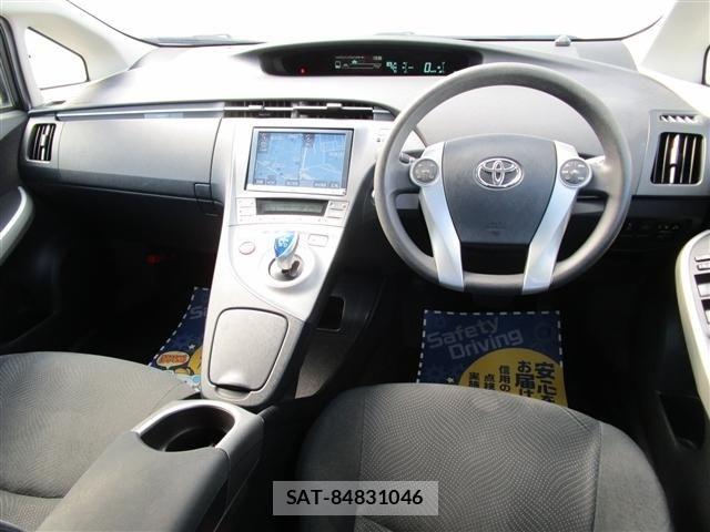 Toyota PRIUS 2013-06 8316494-1