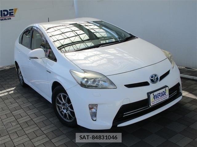Toyota PRIUS 2013-06 8316494-16