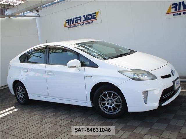 Toyota PRIUS 2013-06 8316494-17