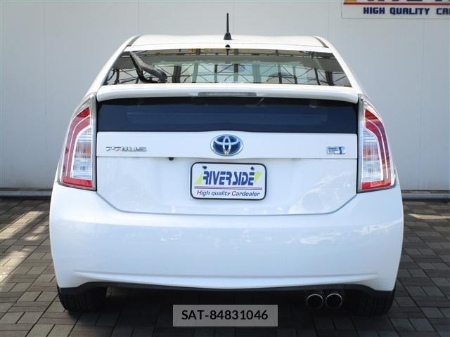Toyota PRIUS 2013-06 8316494-19