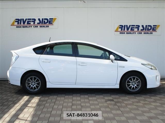 Toyota PRIUS 2013-06 8316494-3