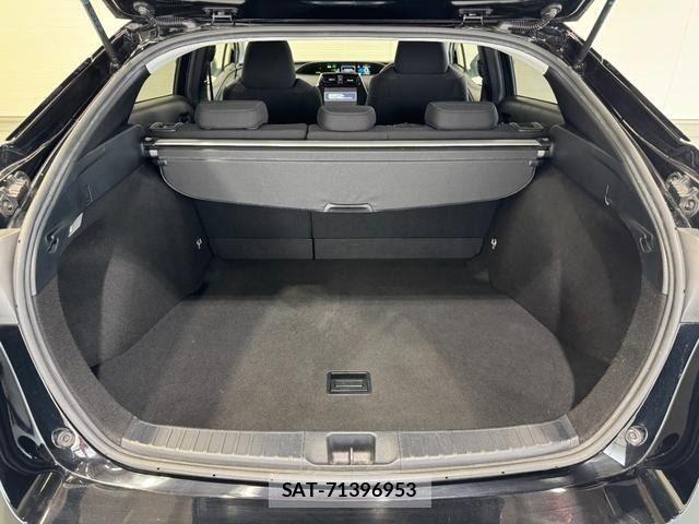 Toyota PRIUS 2017-08 8316476-12